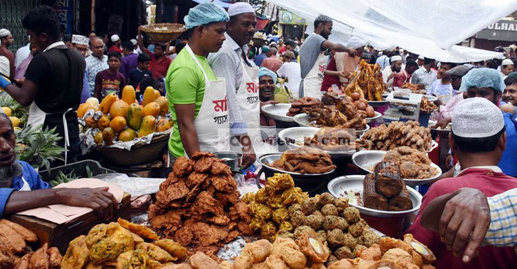 Iftar market sees huge crowd as Ramadan begins