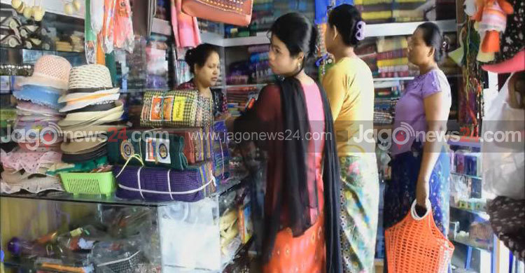 ভিড় বেড়েছে পাহাড়ি দোকানে