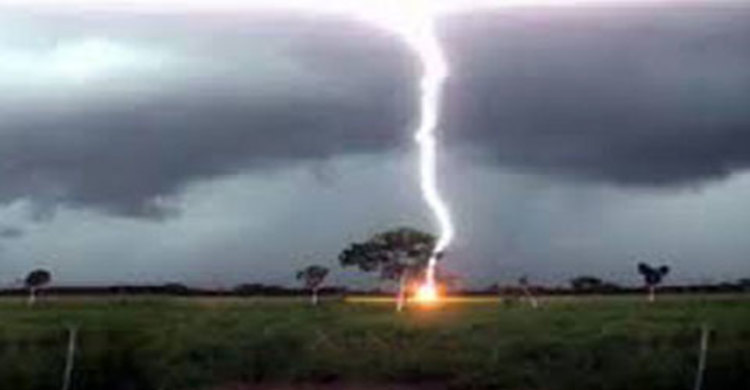 বজ্রপাতের আগুনে পুড়ে গেলো ৬টি বাড়ি