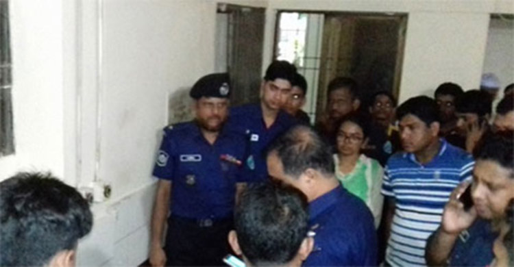 পুলিশ ব্যারাকে নারী কনস্টেবলের ঝুলন্ত মরদেহ