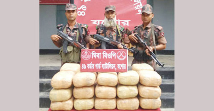 ৫৬ কেজি গাঁজা ফেলে পালালো চোরাকারবারীরা