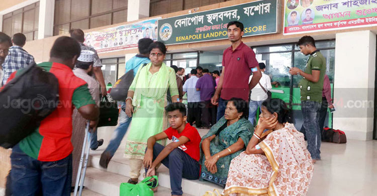 বেনাপোল পুলিশ ইমিগ্রেশনে যাত্রীদের দুর্ভোগ