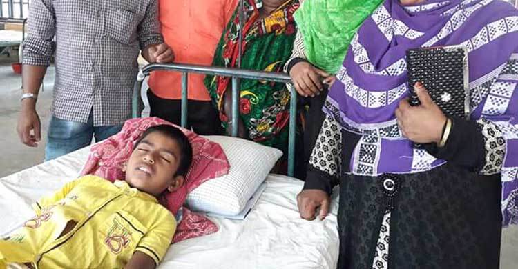 লেবু ছেঁড়ায় শিশুকে মেরে হাসপাতালে