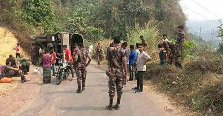 উল্টে গেল বিজিবির গাড়ি, আহত ৬