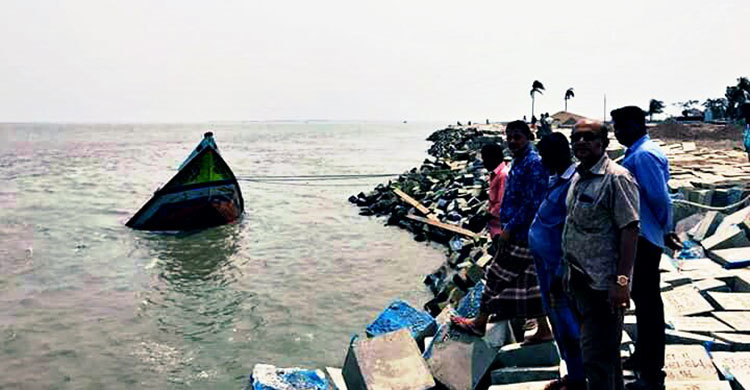 ভোলায় ঝড়ের কবলে পাথর বোঝাই ২টি জাহাজডুবি