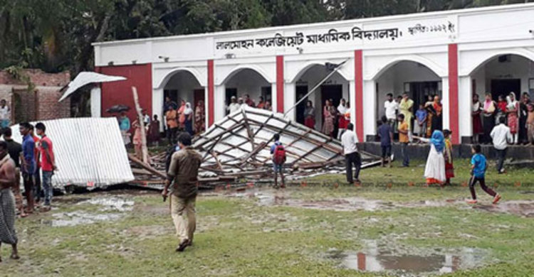 ঝড়ে বিদ্যালয়ের ঘর ভেঙে ৬ শিক্ষার্থী আহত