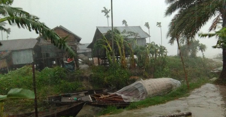 ভোলায় ঝড়ে শতাধিক ঘর বিধ্বস্ত, আহত ১০