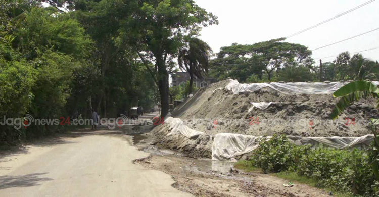 ভোলায় রাস্তা দখল করে চলছে বালু ব্যবসা