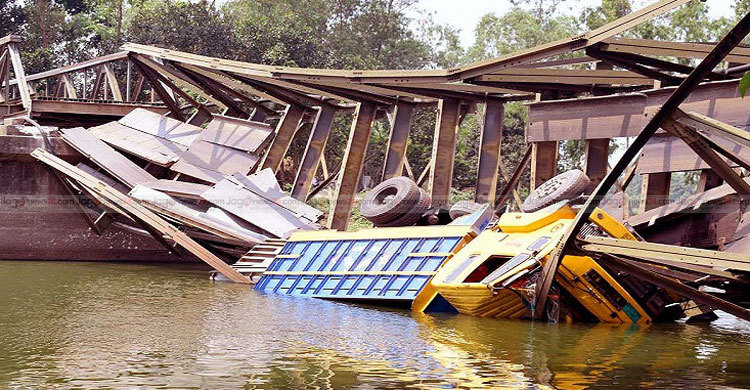 বগুড়ায় ব্রিজ ভেঙে পাথরবোঝাই ট্রাক খাদে