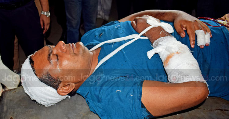 অফিস দালাল মুক্ত করায় পাসপোর্টের এডিকে কুপিয়ে জখম