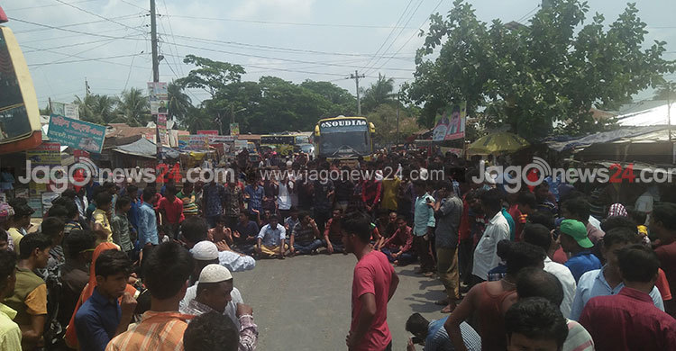 ছাত্রলীগের কমিটি বাতিলের দাবিতে ঢাকা-কুয়াকাটা মহাসড়ক অবরোধ