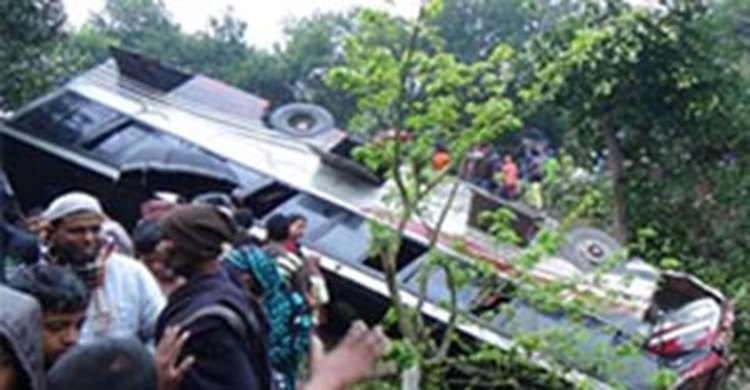 নবীগঞ্জে বাস খাদে পড়ে নিহত ৩