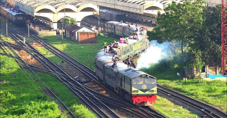 ট্রেনের ইঞ্জিনে উঠতে বারণ করায় চালককে মারধর