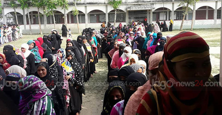 চট্টগ্রামের গোসাইলডাঙ্গা ও নাজিরহাটে ভোটগ্রহণ চলছে