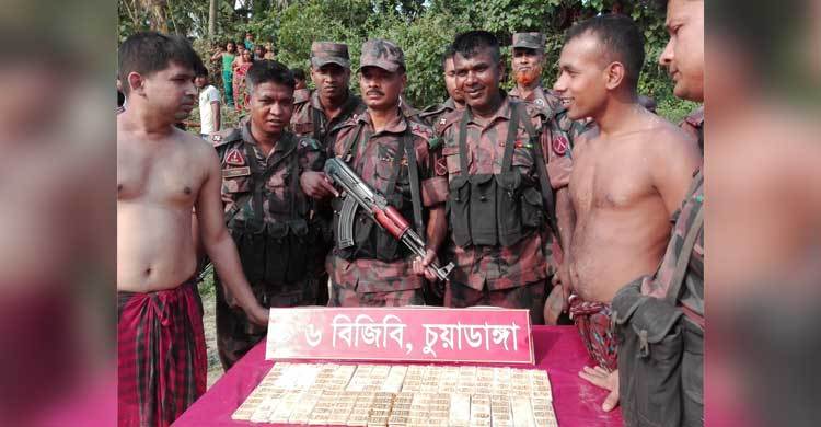 চুয়াডাঙ্গায় ৩২০টি স্বর্ণের বার জব্দ