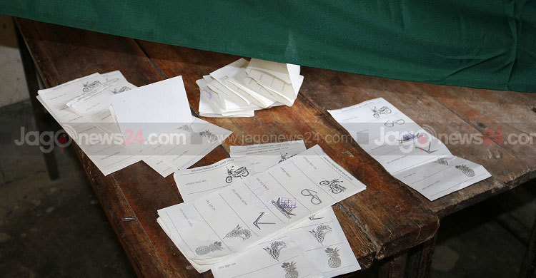 কুমিল্লায় প্রকাশ্যে নৌকায় সিল, ককটেল নিক্ষেপ