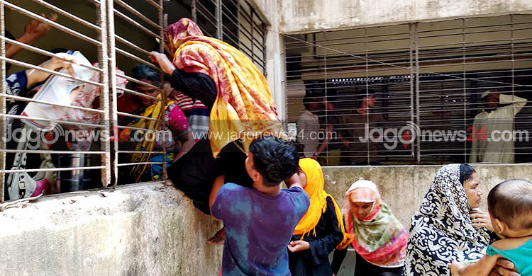 জানালা দিয়ে রোগীদের হাসপাতালে ঢোকাচ্ছেন স্বজনরা