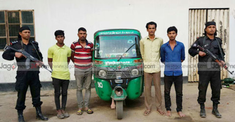 কক্সবাজারে চোরাই সিএনজিসহ গ্রেফতার ৪