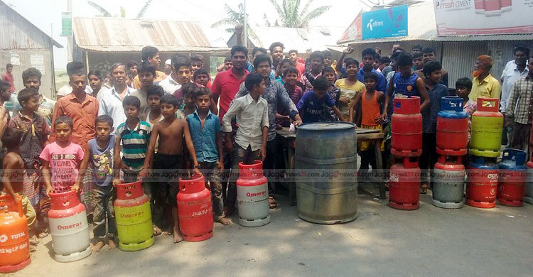 বেড়িবাঁধের দাবিতে সিলিন্ডার দিয়ে সড়ক অবরোধ