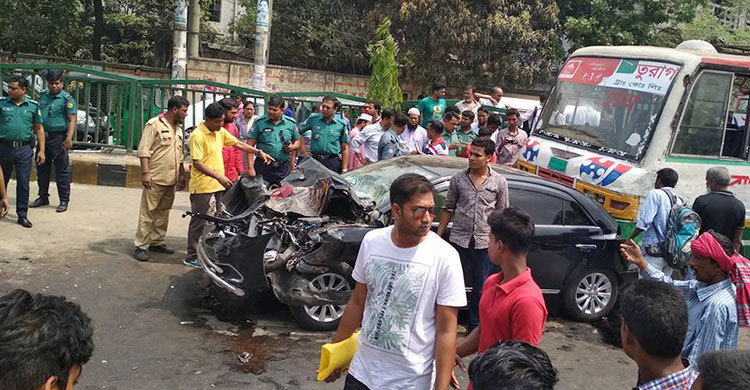 খিলগাঁও ফ্লাইওভারের ঢালে দুর্ঘটনায় চার গাড়ি, নিহত ১