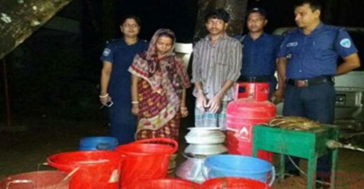 চকরিয়ায় চোলাই মদসহ গ্রেফতার ২