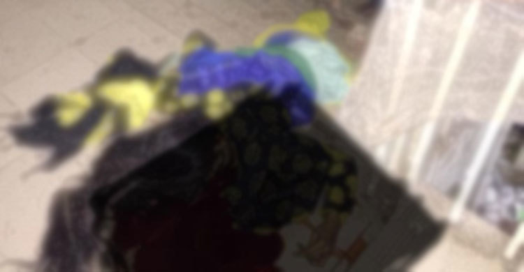 হাসপাতালের সিঁড়িতে তরুণীর মরদেহ