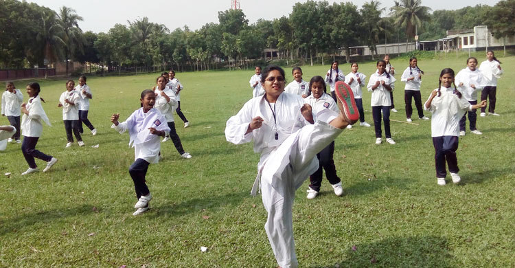 আত্মরক্ষার প্রশিক্ষণ নিল ৪২ ছাত্রী