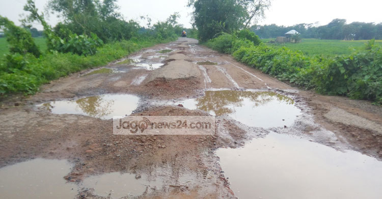 চলাচলে পিছিয়ে পড়ছে দুই উপজেলার মানুষ