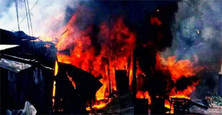 ভোলায় আগুনে ১৬ দোকান পুড়ে ছাই