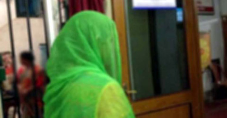 রং নম্বরে পরিচয়, প্রাইভেটকারে ধর্ষণচেষ্টা