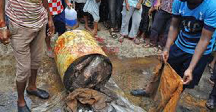 আবাসিক হোটেলের ড্রামের ভেতর তরুণীর লাশ