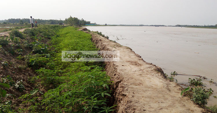 পুরনো বাঁধের মাটি দিয়েই নতুন বাঁধ নির্মাণ