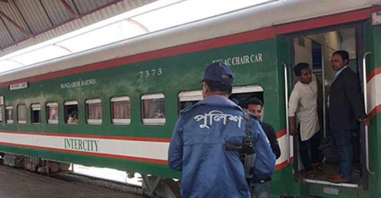রেলওয়ে পুলিশের সঙ্গে টিকিট পরীক্ষকের হাতাহাতি