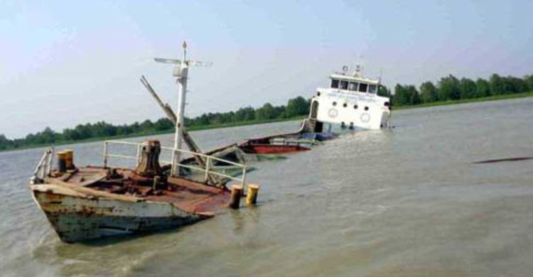 মেঘনায় শাহ সিমেন্টের ৫৭০ টন ফ্লাইঅ্যাশসহ জাহাজডুবি