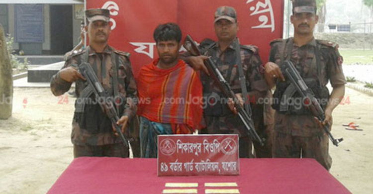 দেড় কোটি টাকার স্বর্ণের বারসহ ভারতীয় নাগরিক আটক