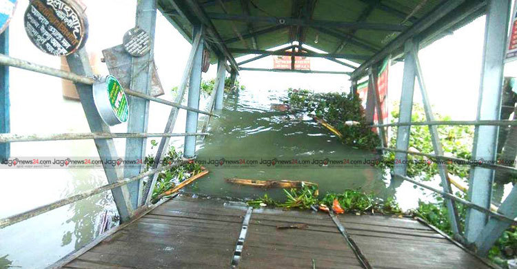 ঝালকাঠিতে ঝড়ে লঞ্চ টার্মিনালের পন্টুন ক্ষতিগ্রস্ত