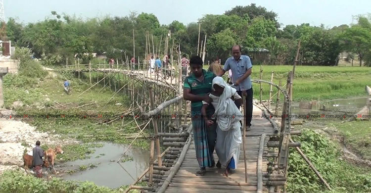 এক ব্রিজের অভাবে ভোগান্তিতে ৪০ গ্রামের মানুষ
