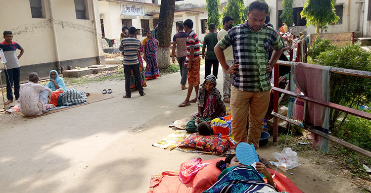 হাসপাতালে জায়গা নেই, রাস্তায় চলছে চিকিৎসা
