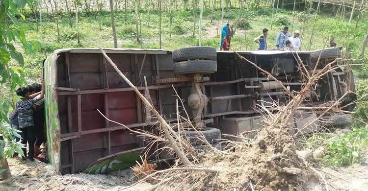 বাস খাদে পড়ে হেলপার নিহত