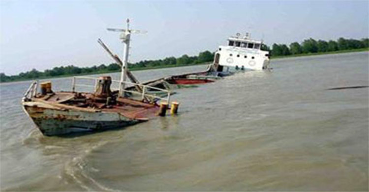 হিজলায় মেঘনা নদীতে সিমেন্ট বোঝাই কার্গোডুবি