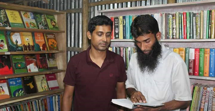 পড়ালেখা করতে না পারায় লাইব্রেরি করেছেন কাঠমিস্ত্রি