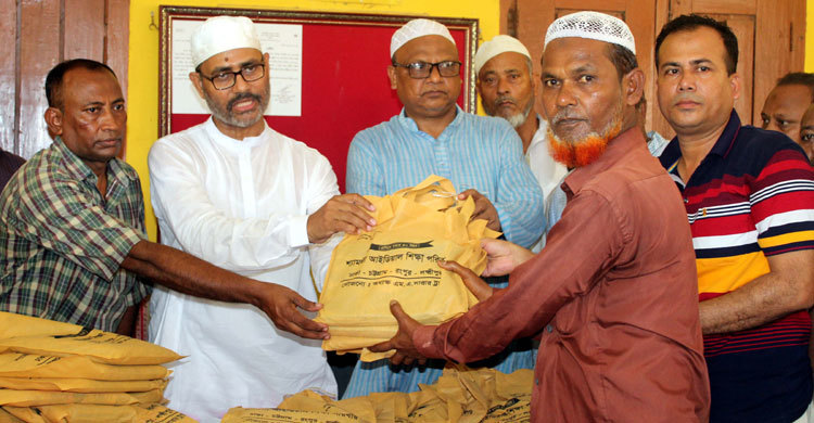 লক্ষ্মীপুরে অসহায়দের মধ্যে ঈদবস্ত্র বিতরণ