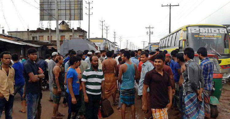 লক্ষ্মীপুরে সড়ক সংস্কারের দাবিতে অবরোধ-ভাঙচুর