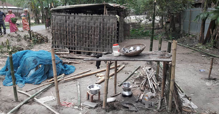 বৃদ্ধাকে বেঁধে ঘর ভেঙে নিয়ে গেল চৌকিদার