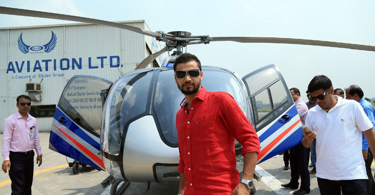হেলিকপ্টারে এসে মুন্সিগঞ্জ মাতালেন মাশরাফি