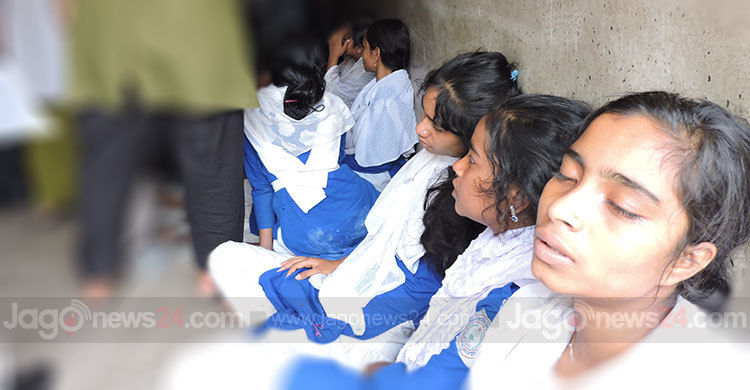 গণহিস্টোরিয়ায় অসুস্থ হয়ে ৩৫ ছাত্রী হাসপাতালে