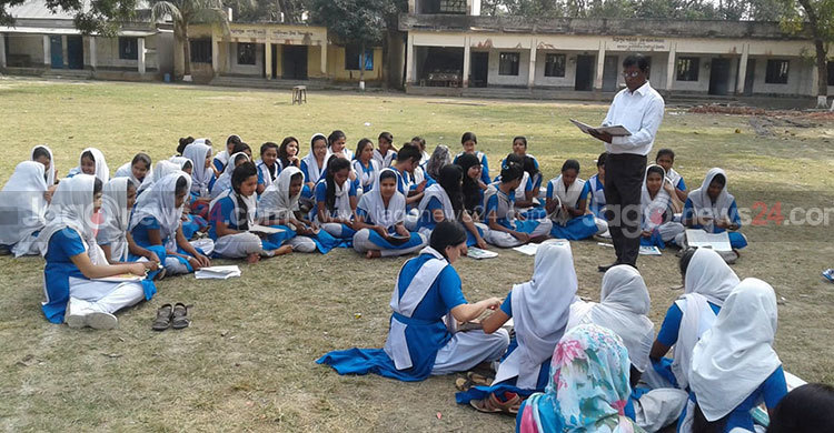 জাতীয় পুরস্কারপ্রাপ্ত বিদ্যালয়ে খোলা আকাশের নিচে পাঠদান