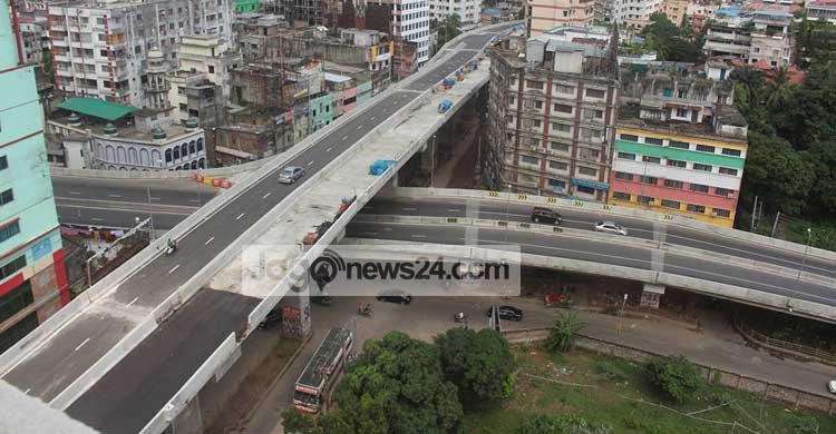 ফ্লাইওভারে মিলল দুই পা এক হাত