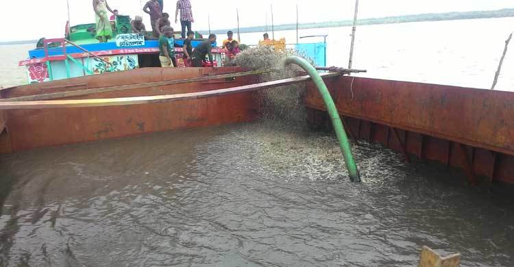 মোংলায় ডুবে যাওয়া কয়লাবোঝাই জাহাজ উদ্ধারে কাজ শুরু