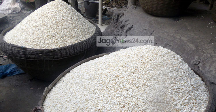 মাগুরায় মুড়ি তৈরিতে ব্যস্ত শ্রমিকরা